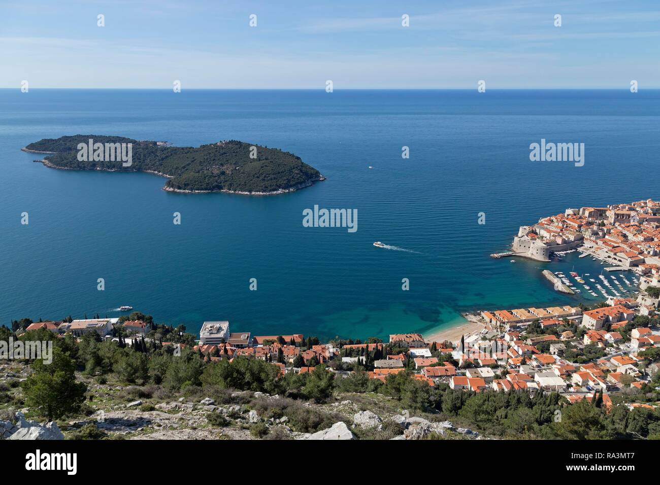 Vista de Lokrum Island y el viejo puerto del Monte Srd, Dubrovnik, Croacia Foto de stock