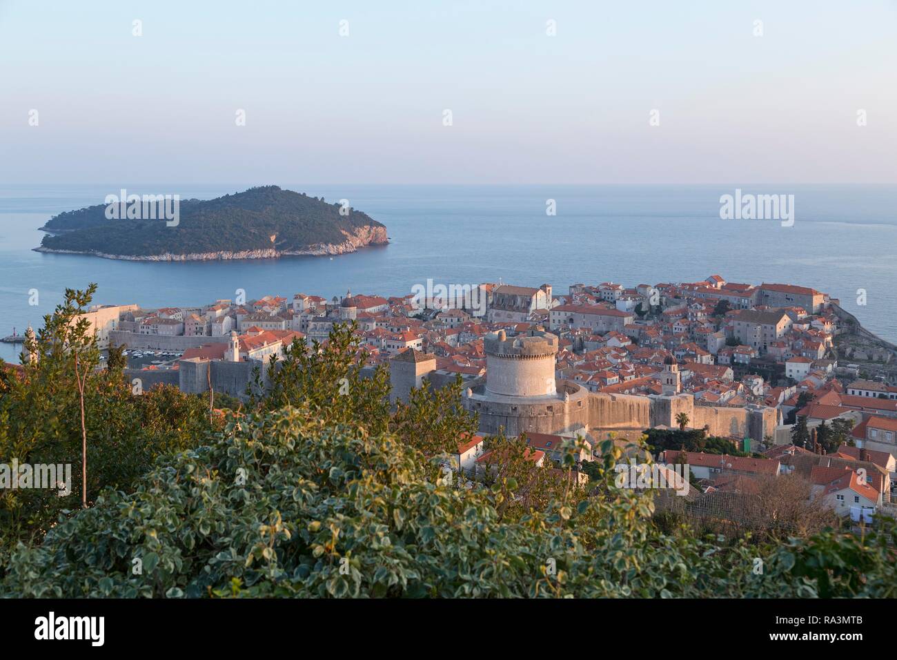 Vista panorámica de la ciudad antigua desde el Monte Srd, Dubrovnik, Croacia Foto de stock