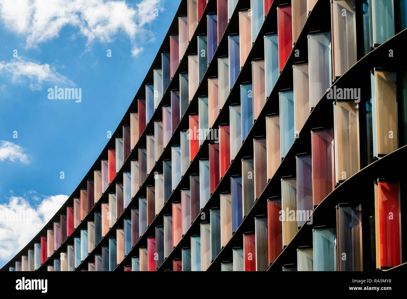 Colorida fachada exterior de un edificio de oficinas en el distrito financiero de Londres, Gran Bretaña Foto de stock