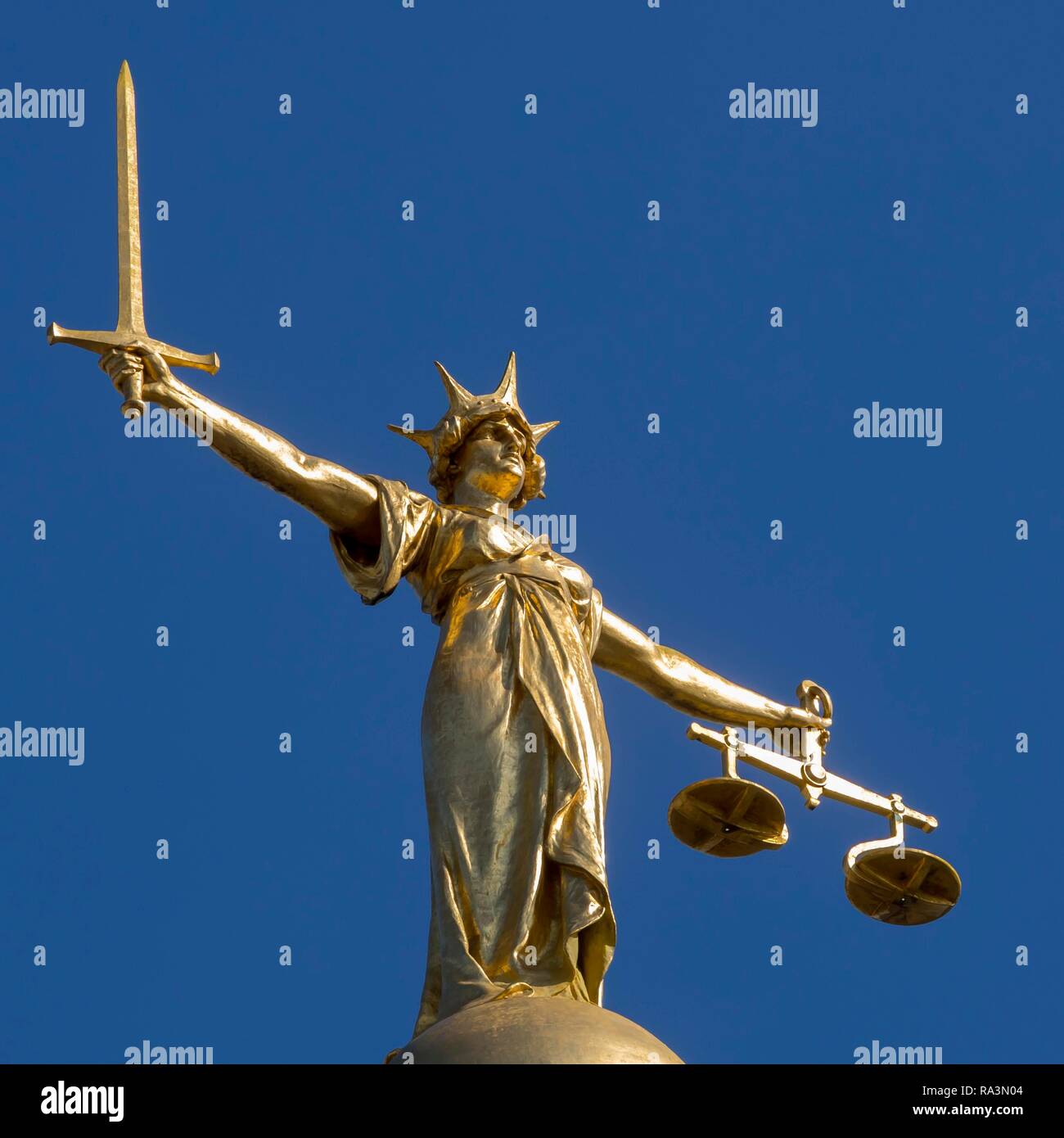 Estatua de Justitia en Old Bailey, el Tribunal Central de lo Penal, Tribunal Penal Central, Londres, Reino Unido. Foto de stock