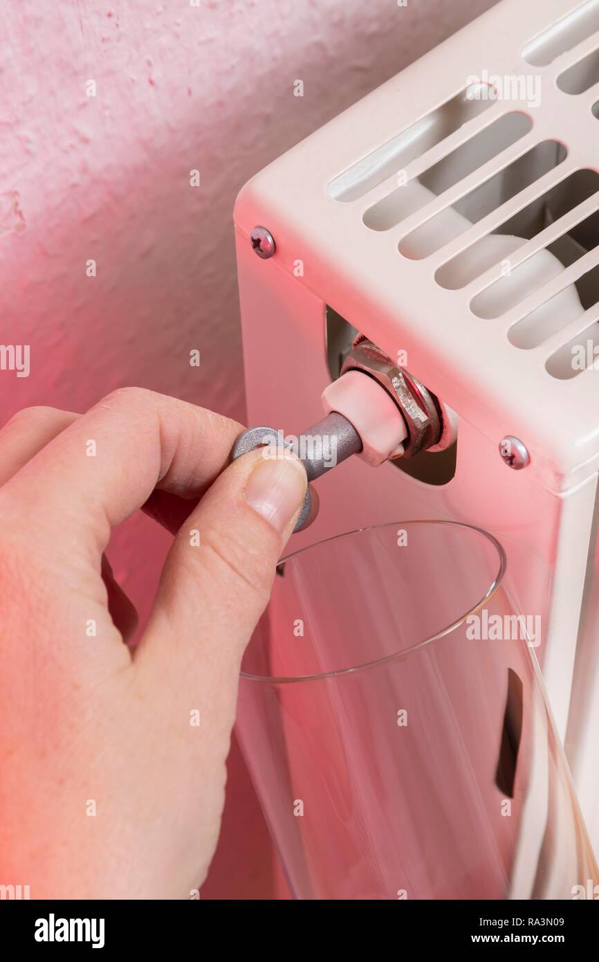 Ventilación de mano un radiador con una llave especial, Baviera, Alemania Foto de stock
