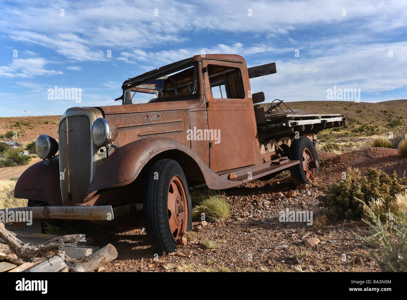 Rusty viejo coche, coche clásico en el paisaje árido, cerca de Comodoro Rivadavia, Patagonia, Argentina Foto de stock