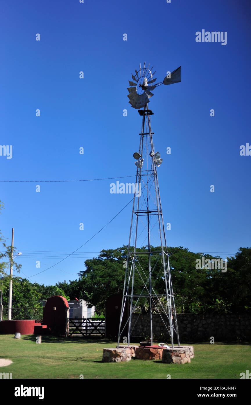 Mérida, Yuc/México - Nov 17, 2013: Un windpump, un tipo de molino de viento, para bombear agua desde el subsuelo, usando la fuerza del viento Foto de stock