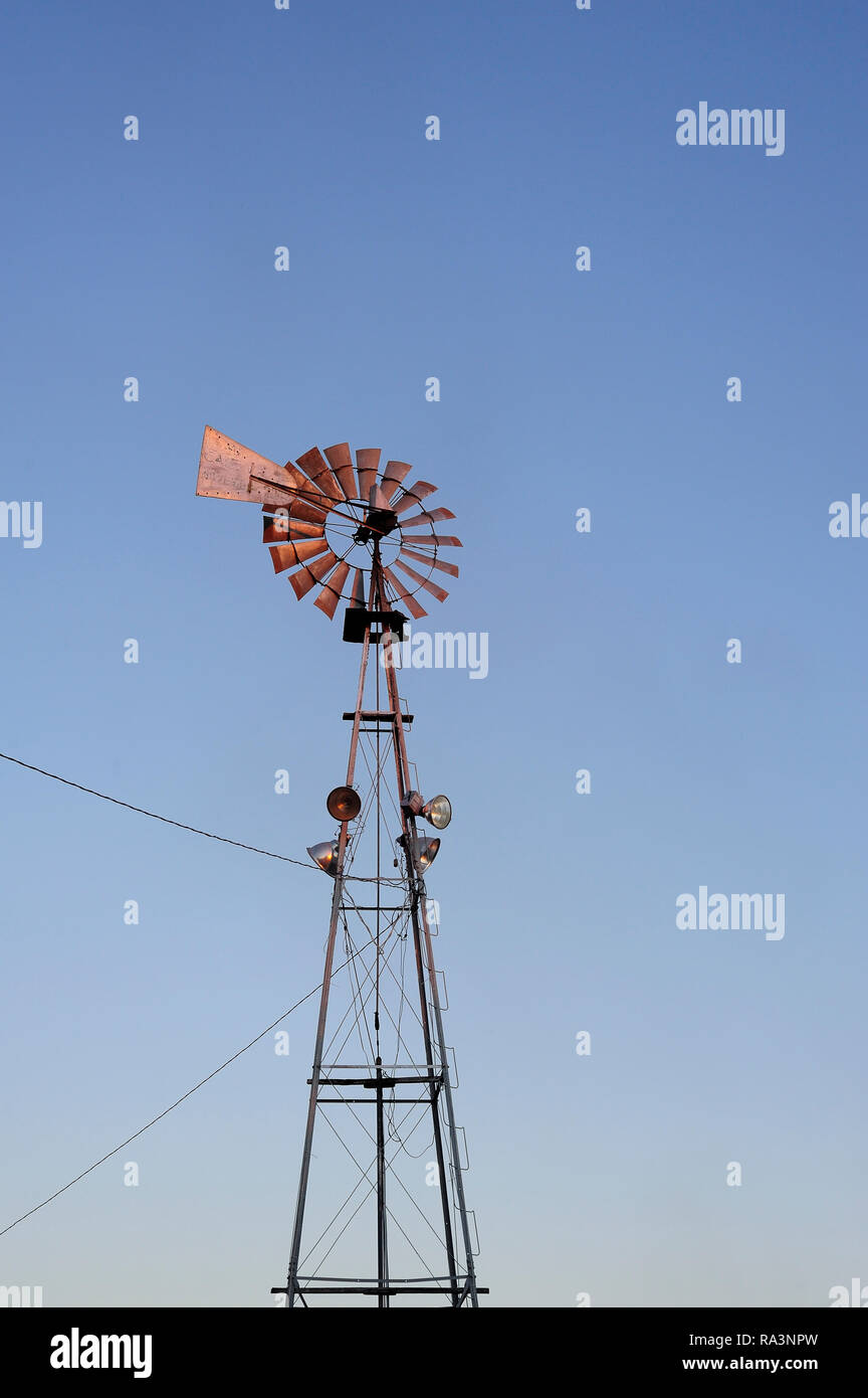 Mérida, Yuc/México - Nov 17, 2013: Un windpump, un tipo de molino de viento, para bombear agua desde el subsuelo, usando la fuerza del viento Foto de stock