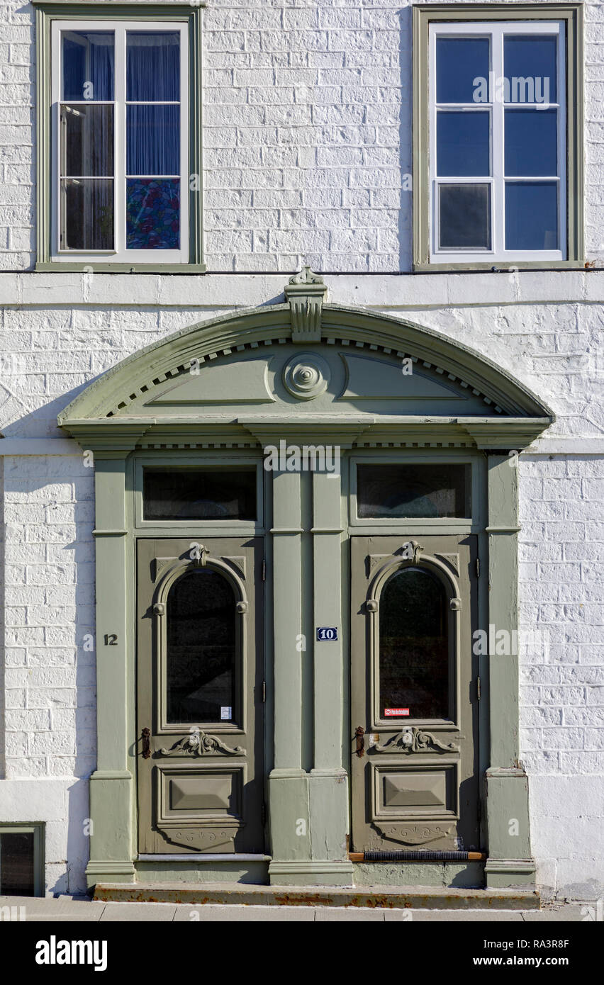 Una vista de una antigua puerta doble con ventanas de ladrillos blancos  Fotografía de stock - Alamy