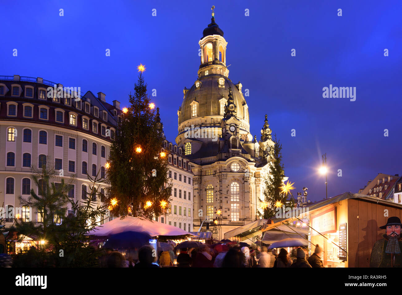 Dresde: Iglesia Frauenkirche (Iglesia de Nuestra Señora), la plaza Neumarkt, Mercado de Navidad en Sajonia, Sajonia, Alemania Foto de stock