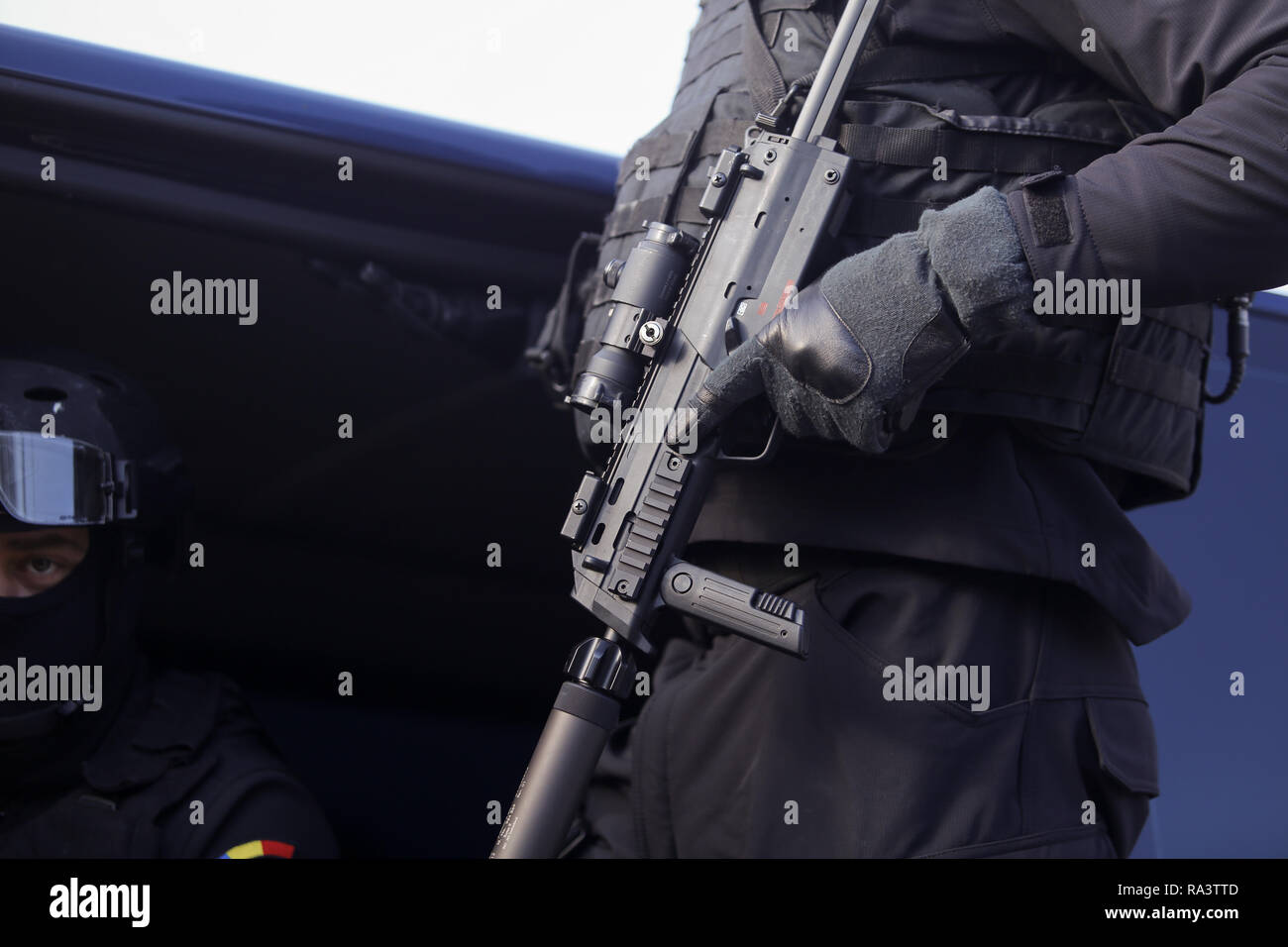 Bucarest, Rumania - Diciembre 1, 2018: la lucha contra el terrorismo oficial del servicio de inteligencia rumano, armados con un MP7 Heckler & Koch Metralleta, Foto de stock