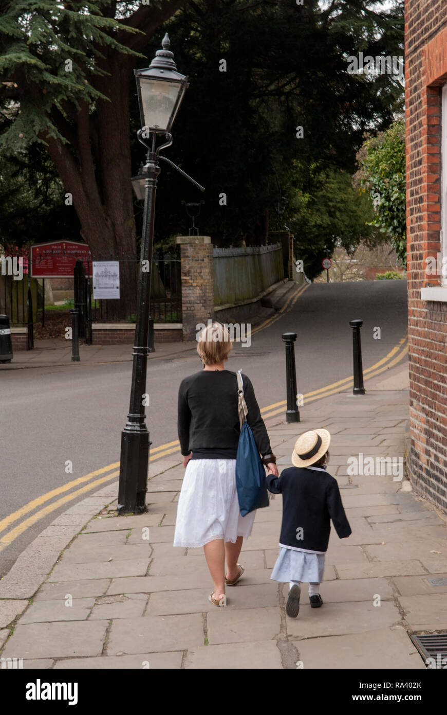 Educación privada madre hija caminando a casa de la escuela primaria Hampstead norte de Londres Reino Unido 2000s HOMER SYKES Foto de stock