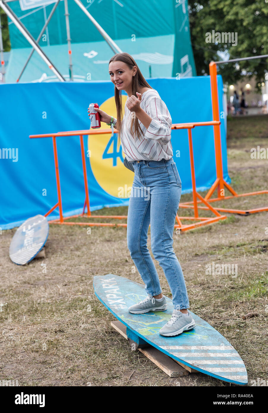 KIEV, Ucrania Julio 04, 2018: el joven hermosa mujer sonriente con cerveza Budweiser vestida ropa de verano tienen una diversión en madera exterior de wakeboard en t Fotografía de stock - Alamy