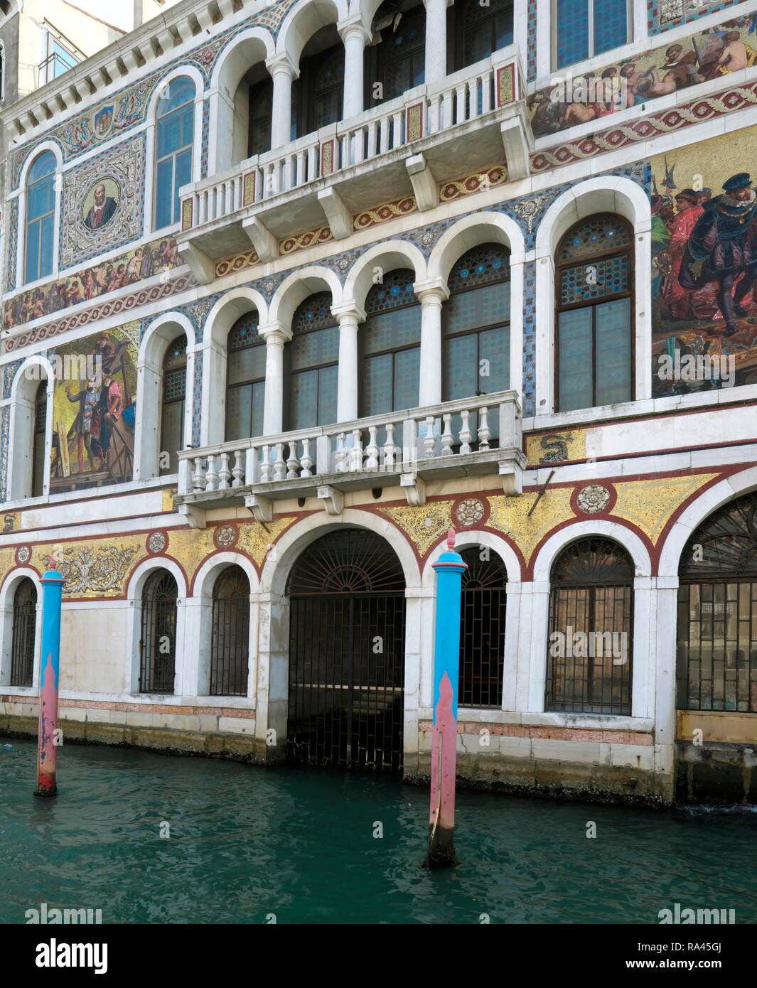 Fachada de Palazzo Barbarigo con pinturas de mosaico, el Canal Grande, Venecia, Véneto, Italia Foto de stock