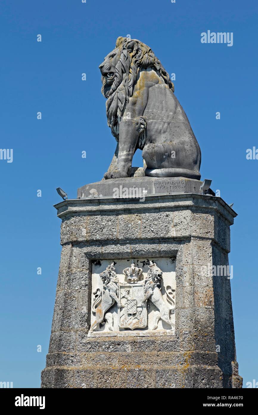 Estatua de león en el puerto de Lindau, el lago de Constanza, Baviera, Alemania Foto de stock