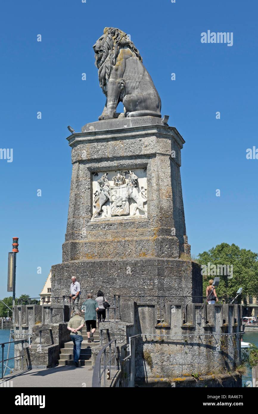 Estatua de león en el puerto de Lindau, el lago de Constanza, Baviera, Alemania Foto de stock