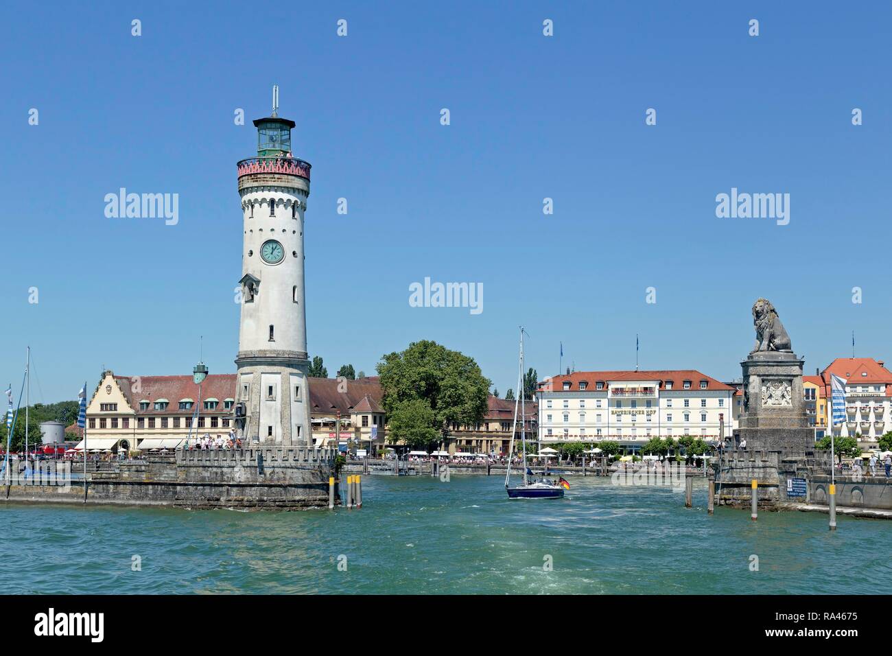 Entrada portuaria con faro, Lindau, el lago de Constanza, Baviera, Alemania Foto de stock