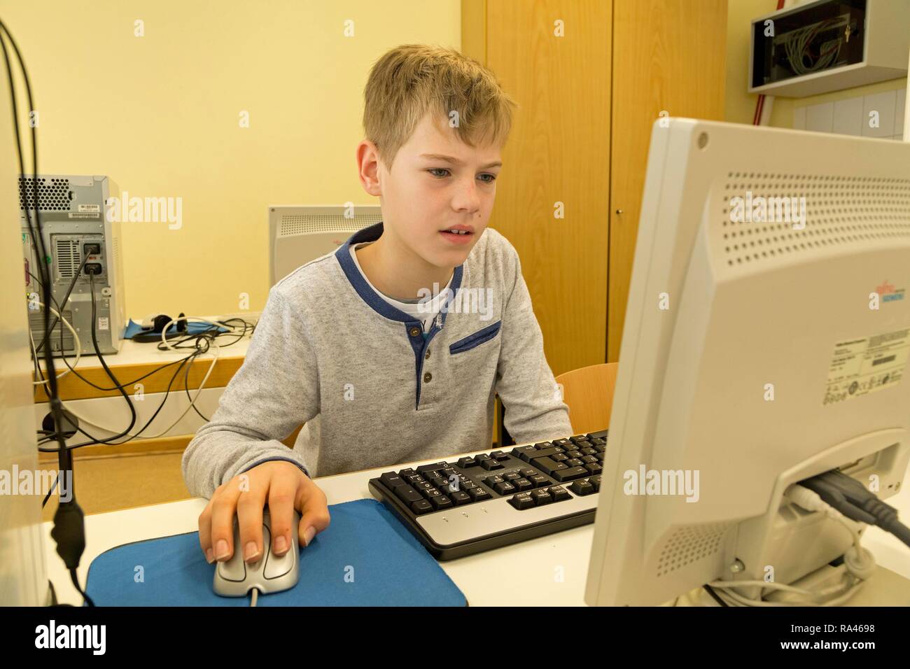 Estudiante de primaria que trabajan en la sala de ordenadores, Baja Sajonia, Alemania Foto de stock