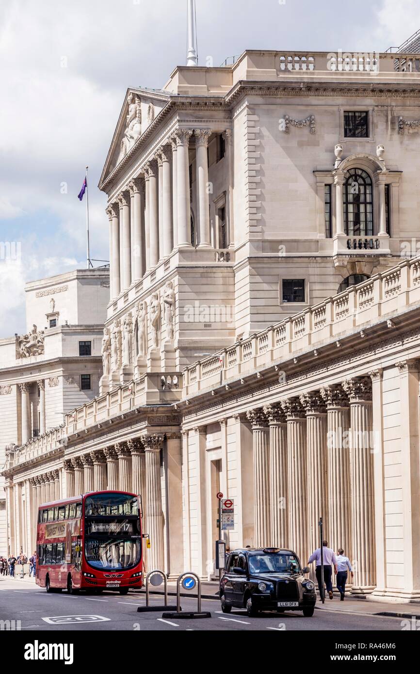Red bus y taxi inglés delante del Banco de Inglaterra, el distrito financiero de Londres, Reino Unido Foto de stock
