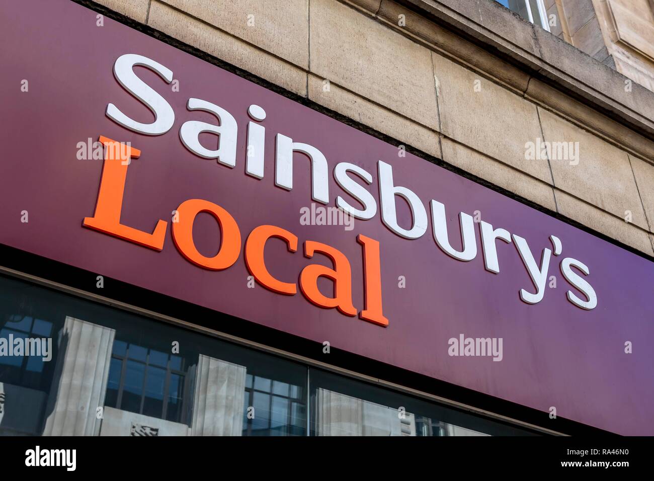 La cadena de supermercados Sainsbury's, el logotipo en la fachada, Londres, Reino Unido Foto de stock