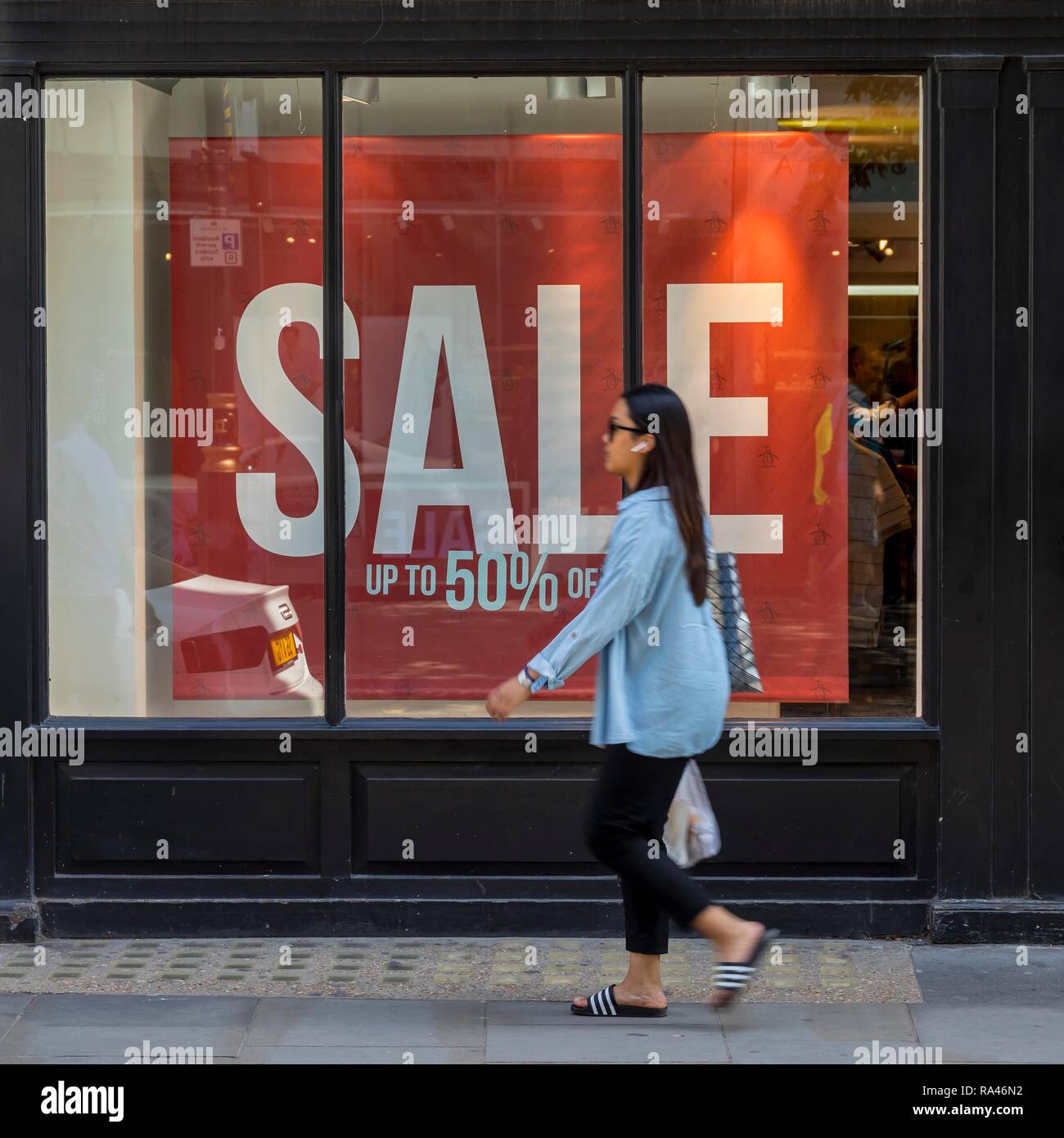 Pasaba por delante de la venta, venta, Oxford Street, Londres, Reino Unido. Foto de stock