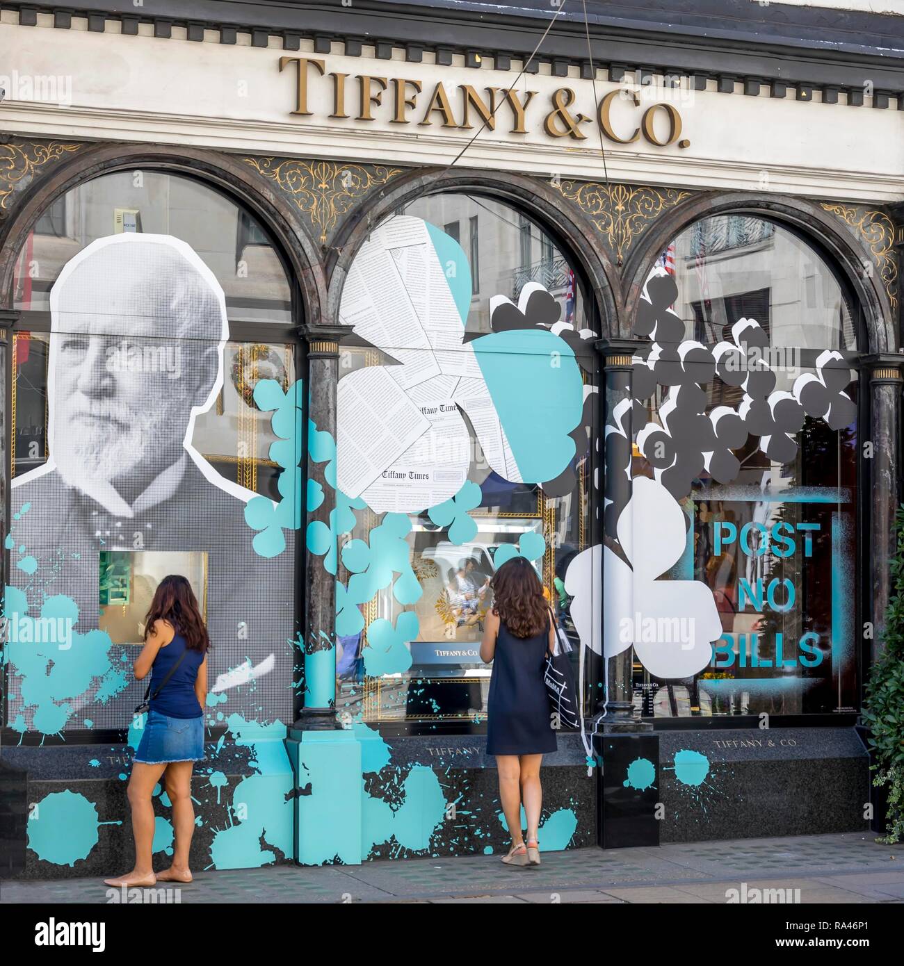 Los transeúntes en frente de la joyería Tiffany, Londres, Gran Bretaña Foto de stock