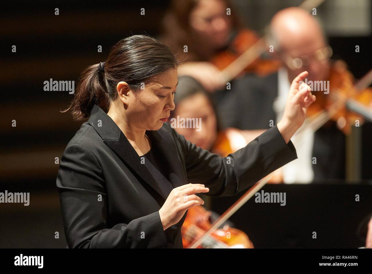 Conductor de Corea del Sur realiza la cantada Shiyeon Staatsorchester Rheinische Philharmonie, concierto del Musik-Institut-Koblenz Foto de stock