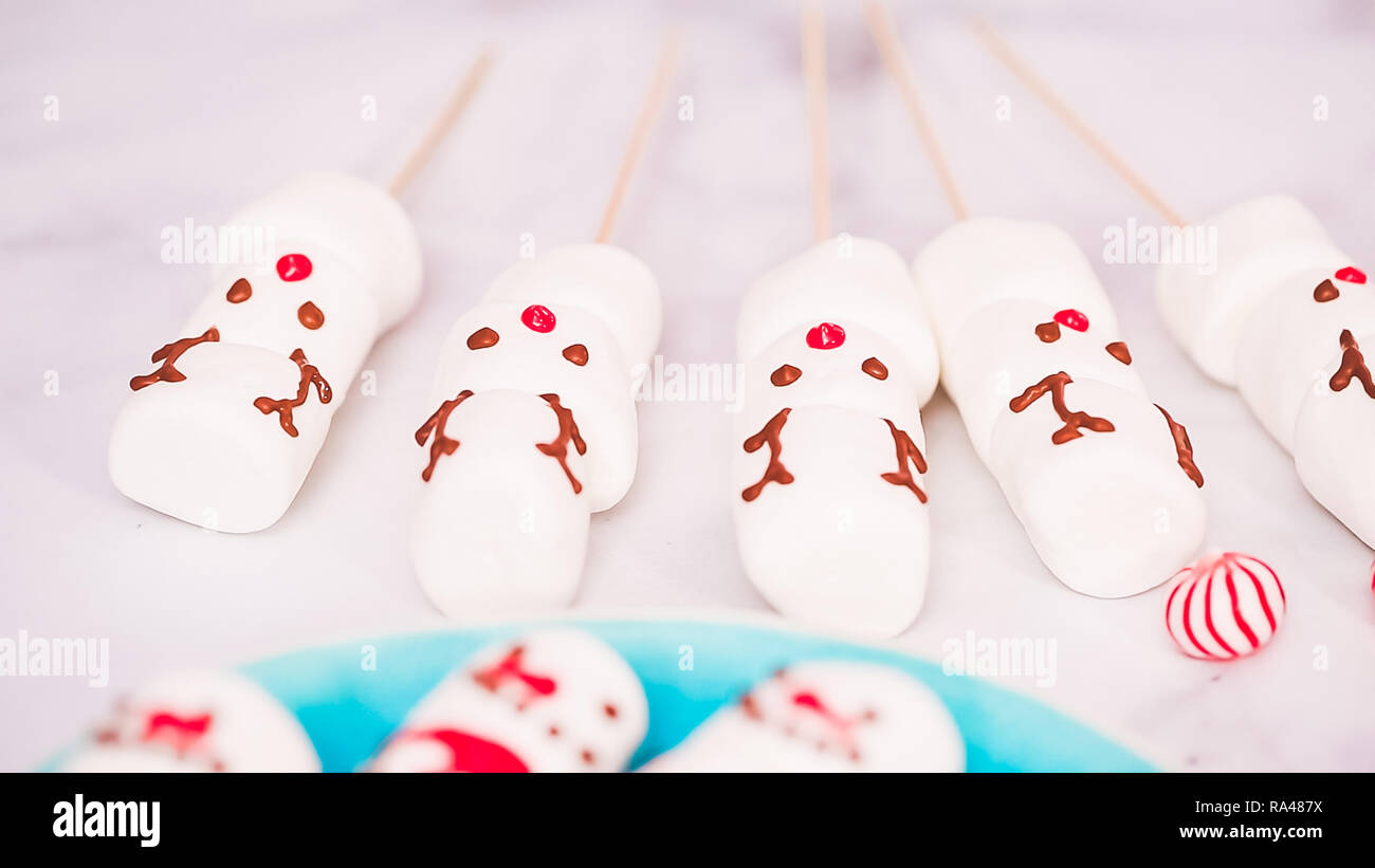 Paso a paso. Haciendo marshmallow muñeco de nieve y renos chocolate caliente sobre palos acolchados para regalar alimentos Fotografía - Alamy