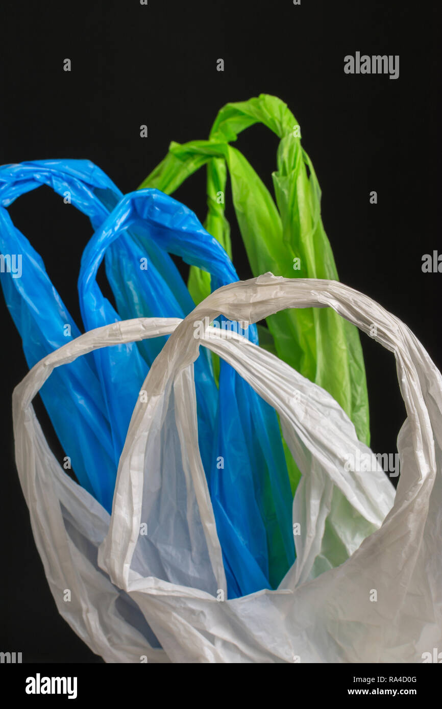 Varias bolsas de plástico / bolsas de transporte. Metáfora impuesto sobre  las bolsas de plástico, bolsas de carga, guerra en plástico, contaminación  plástica en el Reino Unido. RM como colores identificables Fotografía