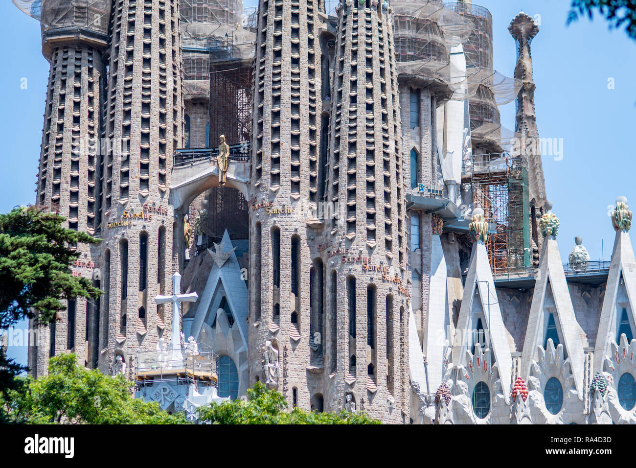 Vista de largo alcance - delante del Templo Expiatori de la Sagrada Família, Barcelona, España Foto de stock