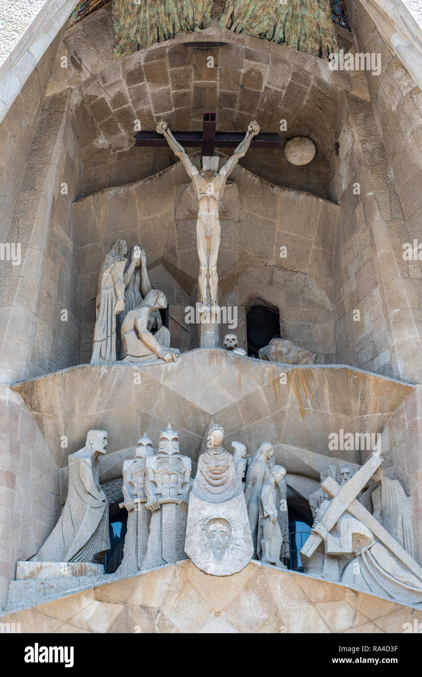 Las esculturas de piedra de Jesucristo y figuras sagradas, delante del