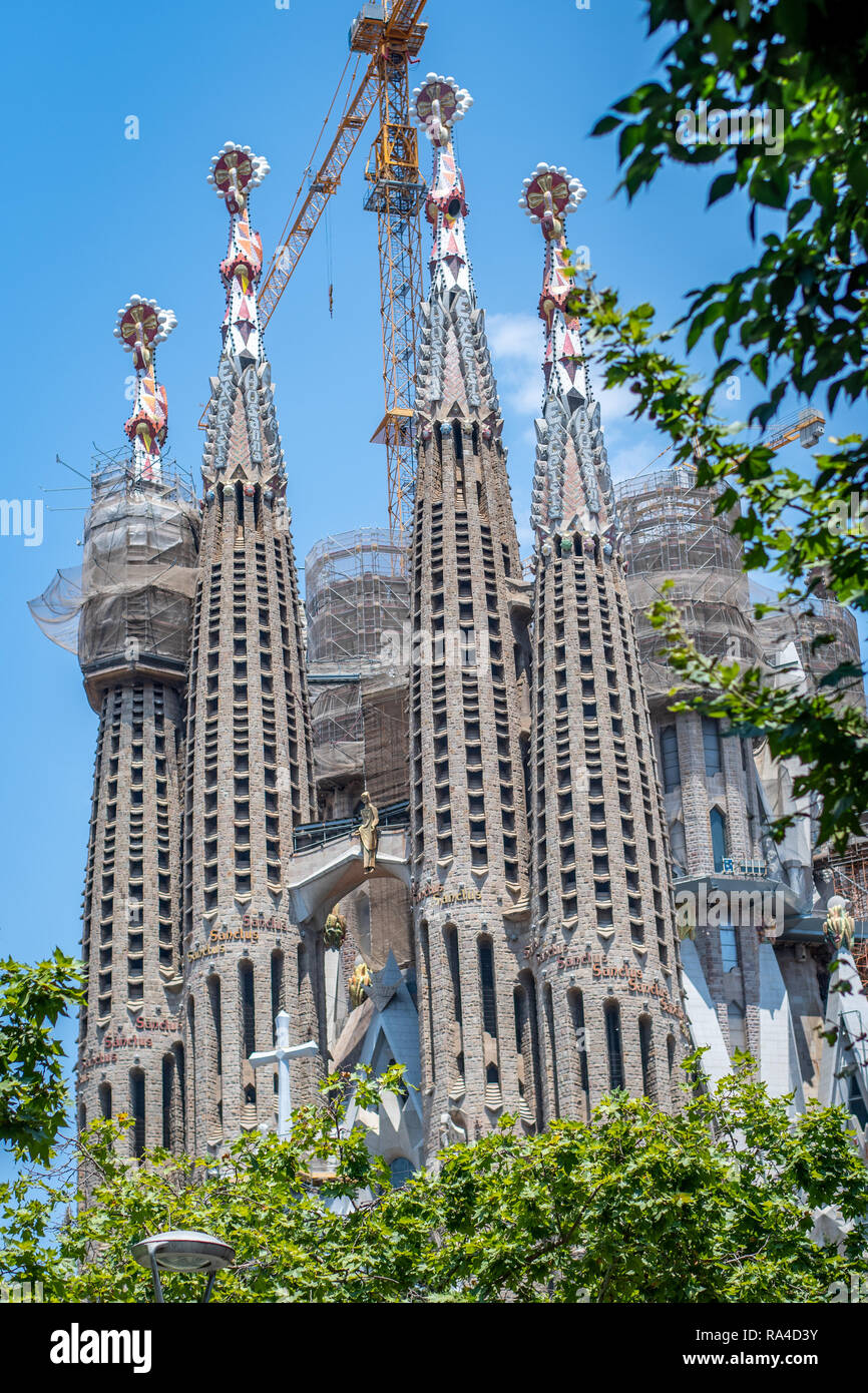 Vista de largo alcance - pilares frontales del Templo Expiatori de la Sagrada Família, Barcelona, España Foto de stock