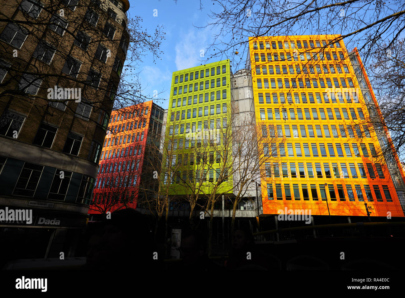 Colorida fachada de edificios de uso mixto (por Renzo Piano) en el centro de St Giles, New Oxford Street, Londres, Inglaterra. Foto de stock