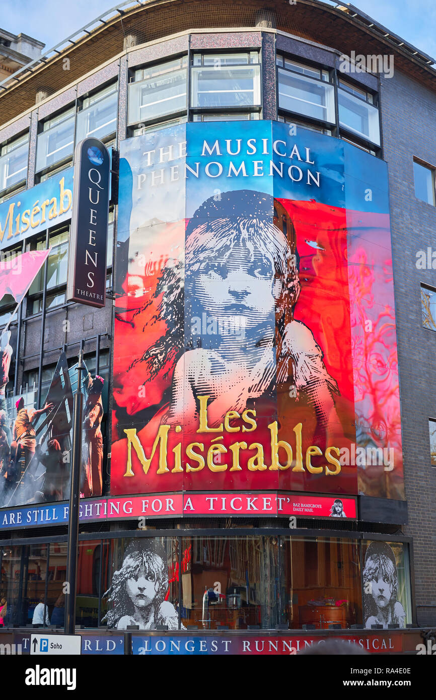 Gran cartel para Les Miserables, el West End con más duración del musical en el teatro Queen's, en Londres, Inglaterra. Foto de stock