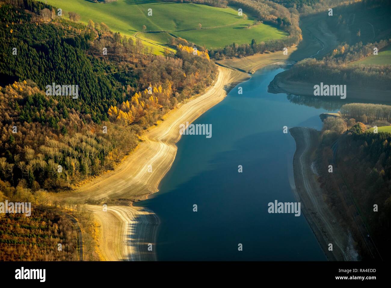 Vista aérea, Hennetalsperre, depósito a baja agua, escasez de agua, sequía, Meschede, Sauerland-Rothaargebirge Nature Park Foto de stock
