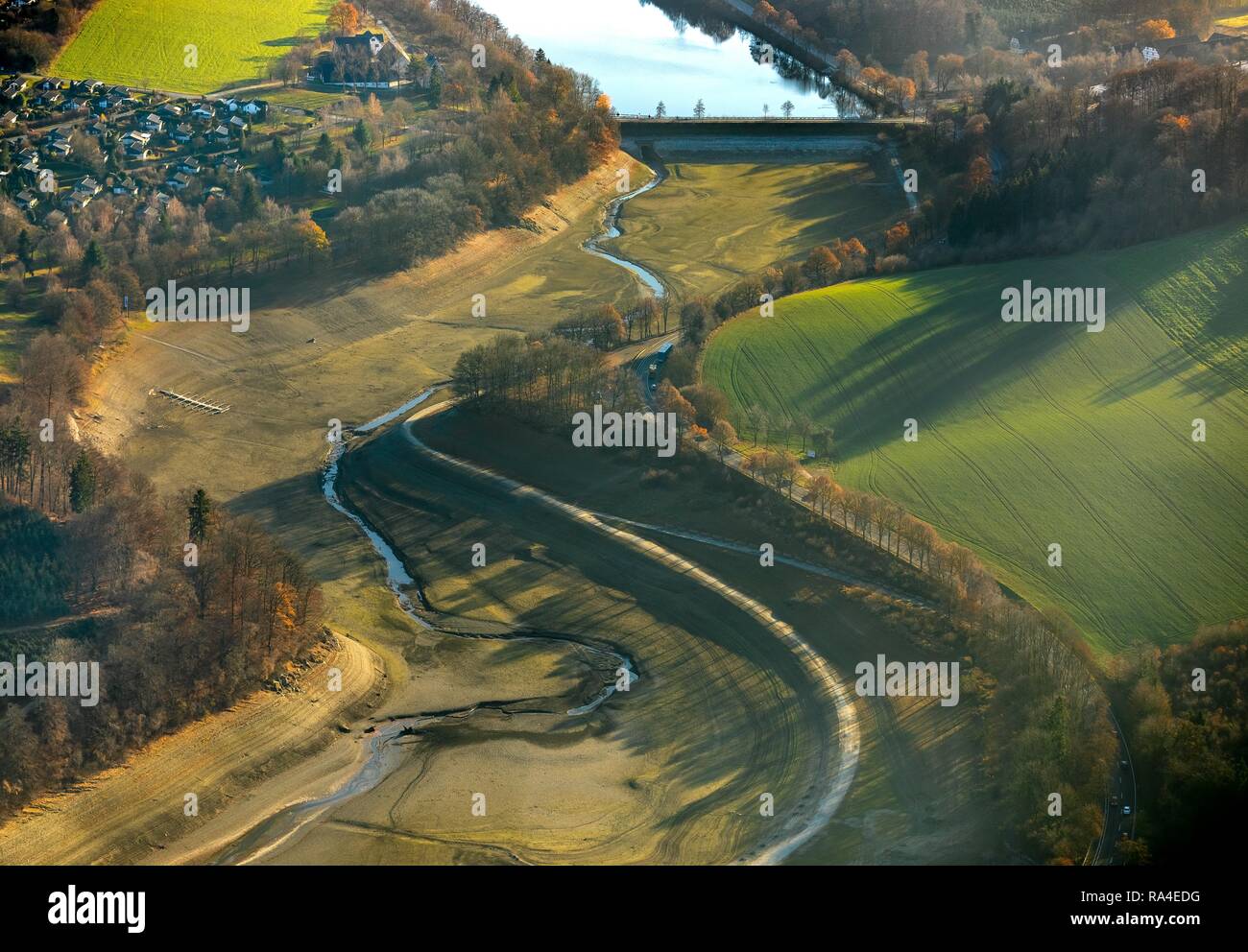 Vista aérea, Hennetalsperre, depósito a baja agua, escasez de agua, sequía, Meschede, Sauerland-Rothaargebirge Nature Park Foto de stock