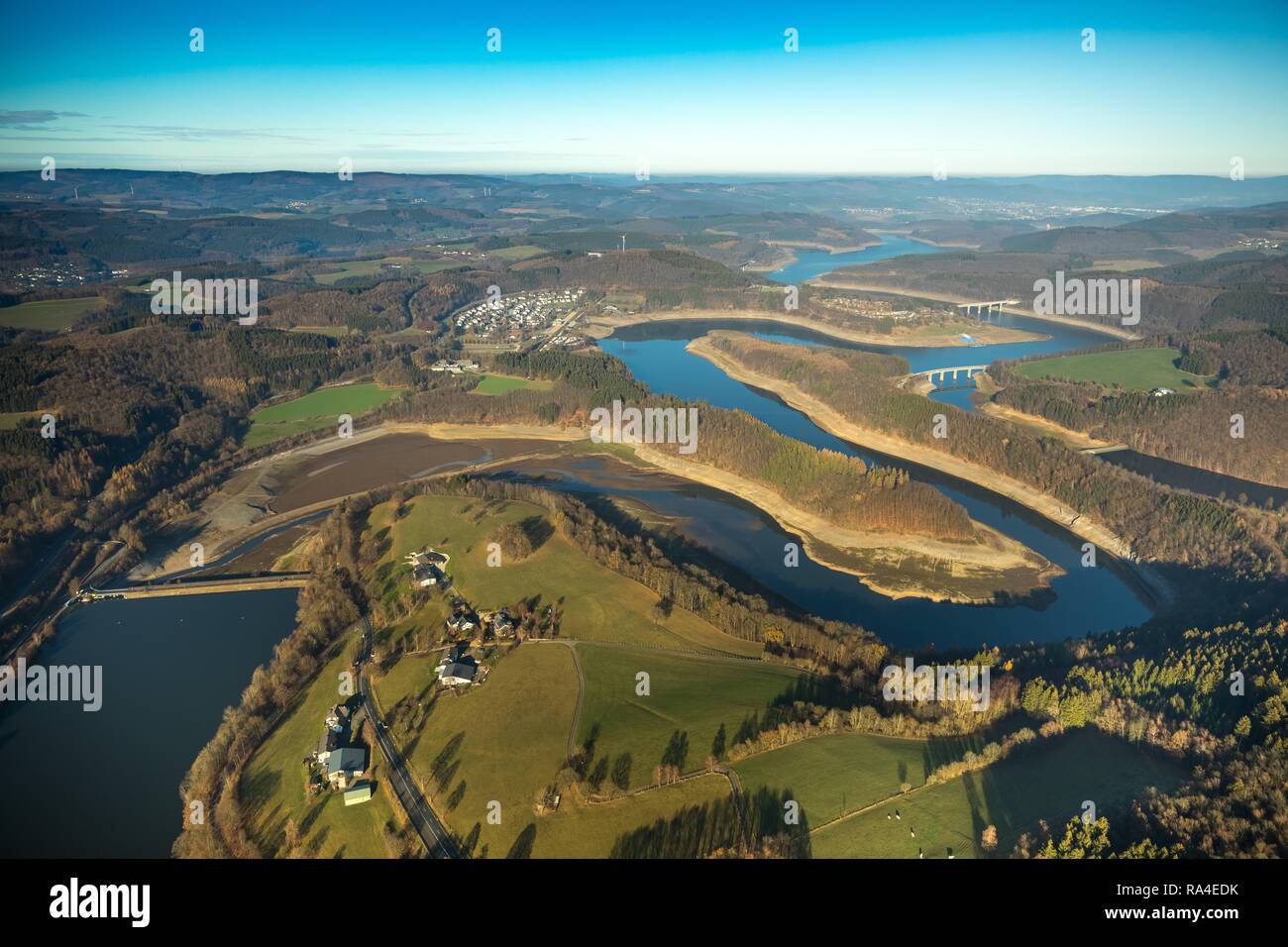 Vista aérea, Biggesee, Biggetalsperre, depósito a baja agua, escasez de agua, Olpe, Sauerland, Renania del Norte-Westfalia, Alemania Foto de stock