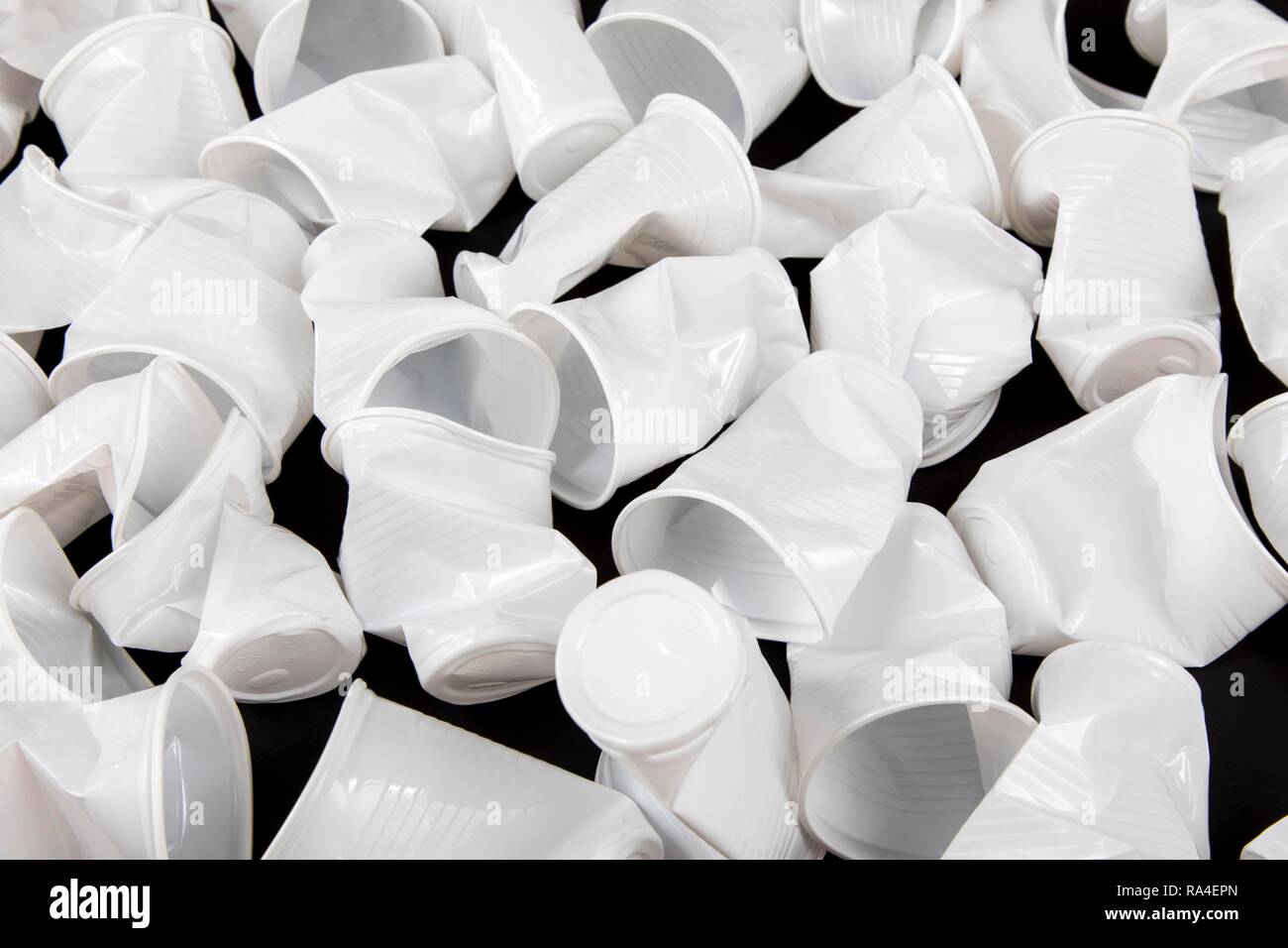 Copa desechable, vaso de plástico, en blanco, 0, 2 litros de agua potable, copa, Copa desechables, residuos plásticos, usados, aplastado, arrugado Foto de stock