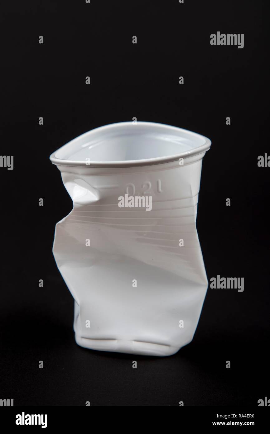 Copa desechable, vaso de plástico, en blanco, 0, 2 litros de agua potable, copa, Copa desechables, residuos plásticos, usados, aplastado, arrugado Foto de stock