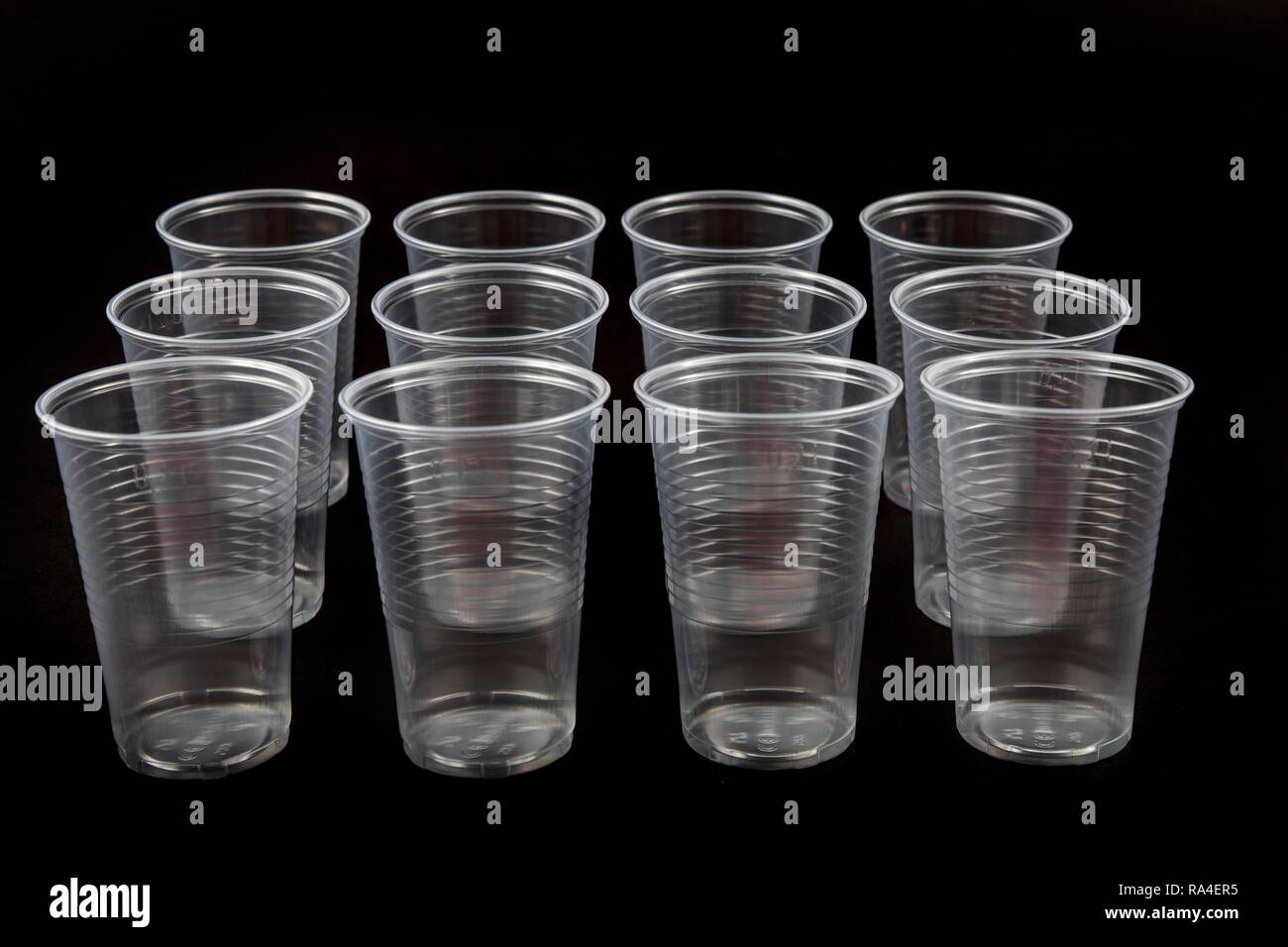 Los vasos desechables, vasos de plástico, transparente, 0, 2 litros,  bebiendo tazas, vasos desechables, residuos plásticos Fotografía de stock -  Alamy