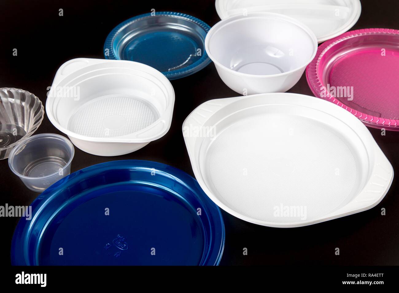 Placas de plástico, plástico, vajilla, vajilla desechable, residuos de plástico, varios colores y formas Foto de stock