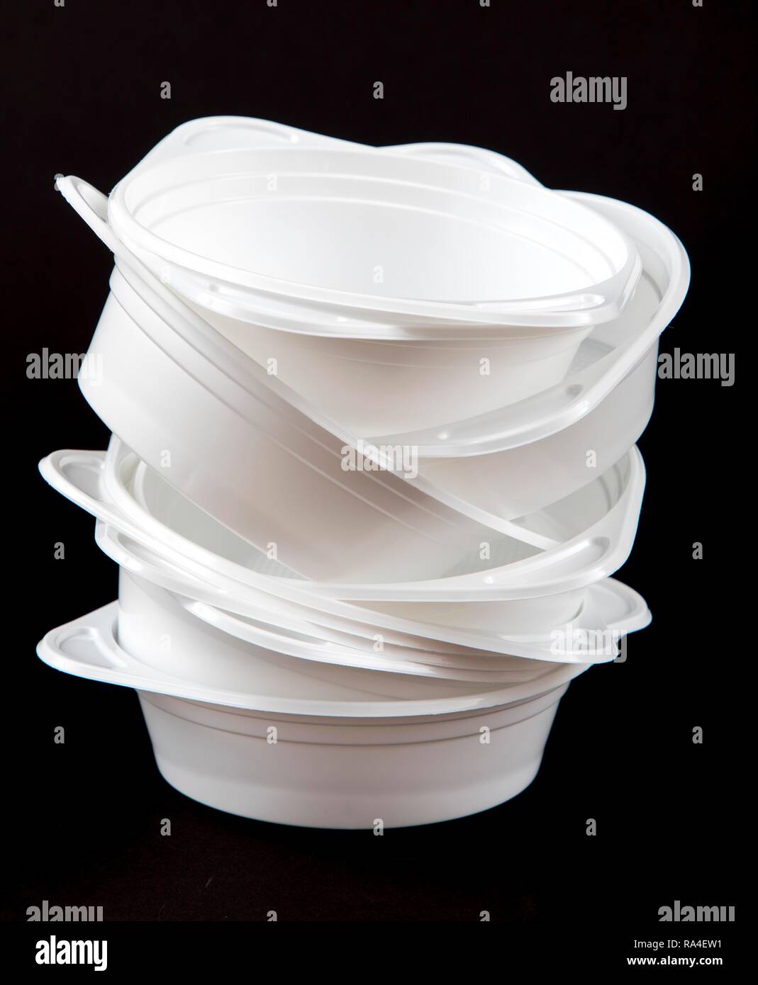Placas de plástico, platos de plástico, platos desechables de plástico,  sopa de basura, placas, blanco Fotografía de stock - Alamy