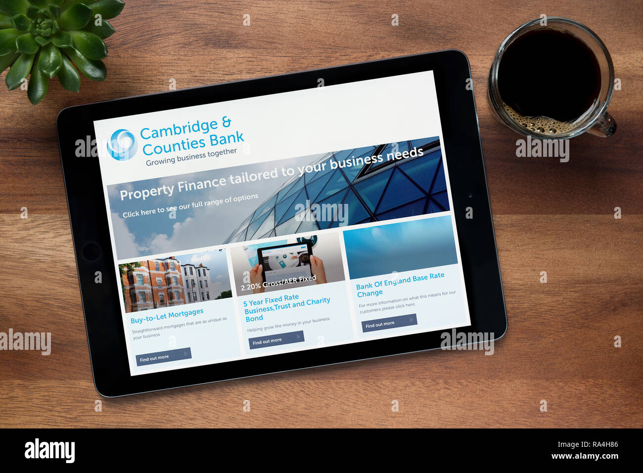 El sitio web de Cambridge & Condados Banco es visto en un iPad, sobre una tabla de madera (uso Editorial solamente). Foto de stock