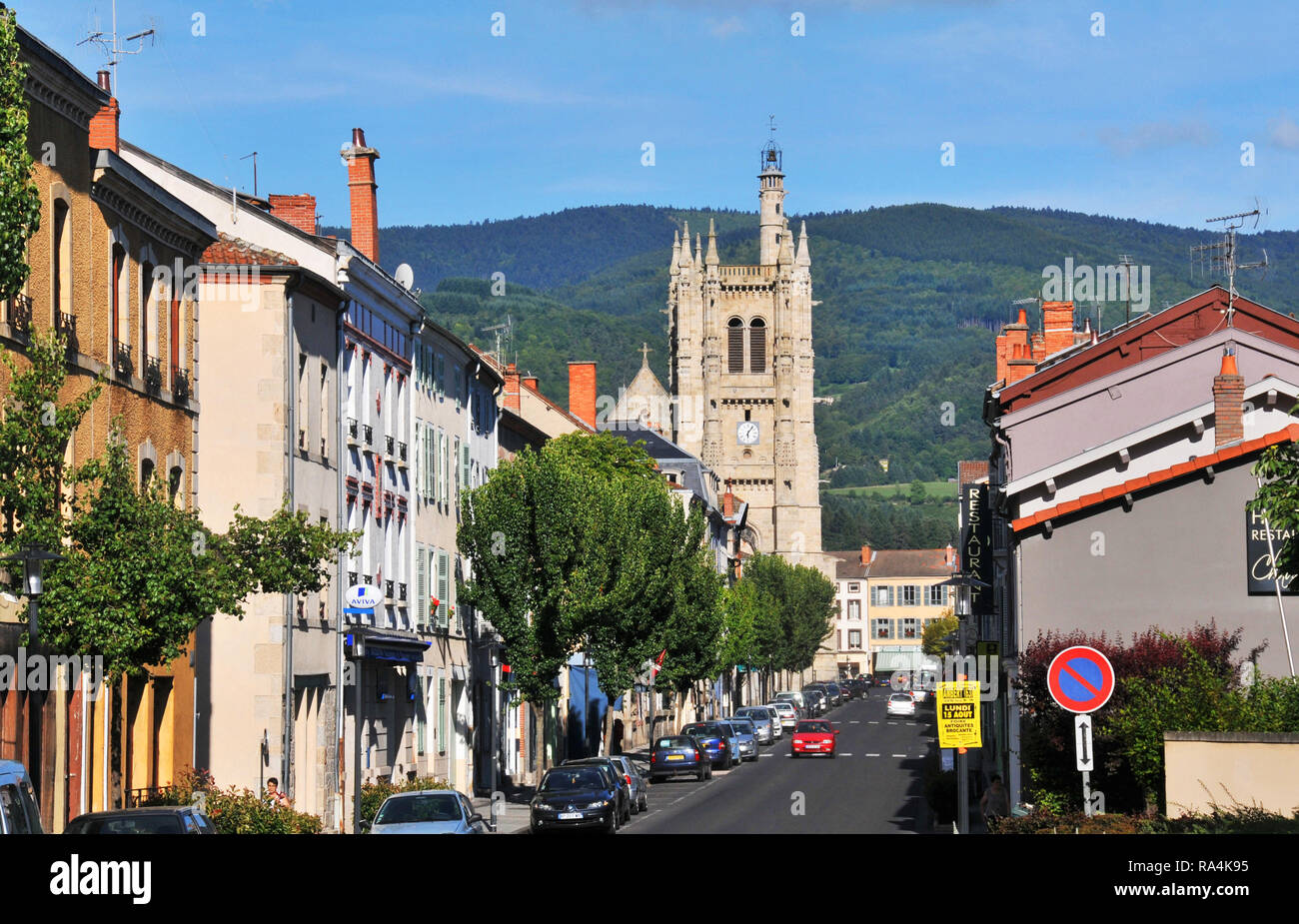 La calle principal de la ciudad de Ambert, Puy-de-Dôme, Livradois-Forez, Auvergne, Francia Foto de stock