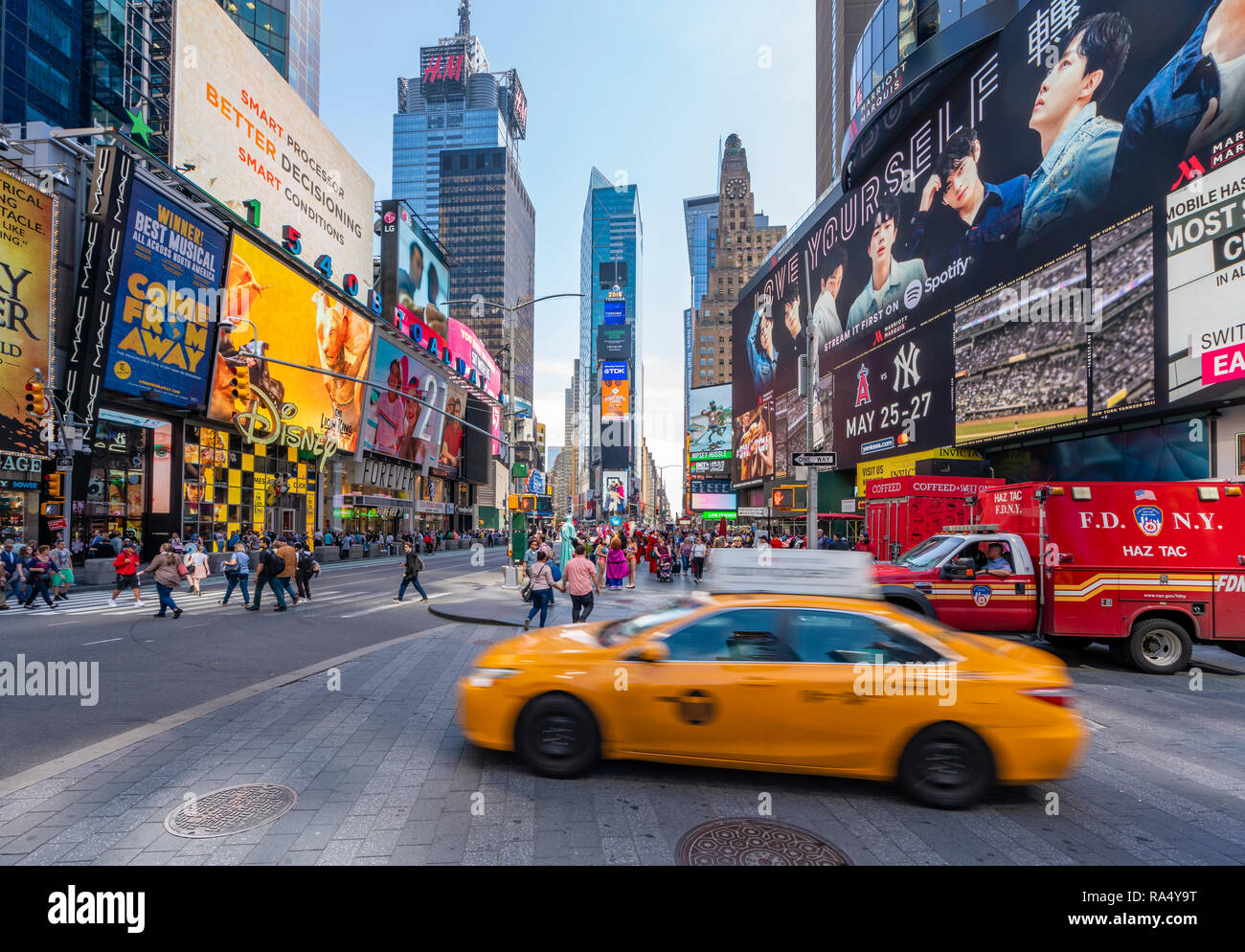 La gente y el tráfico en Times Square en la Ciudad de Nueva York Foto de stock