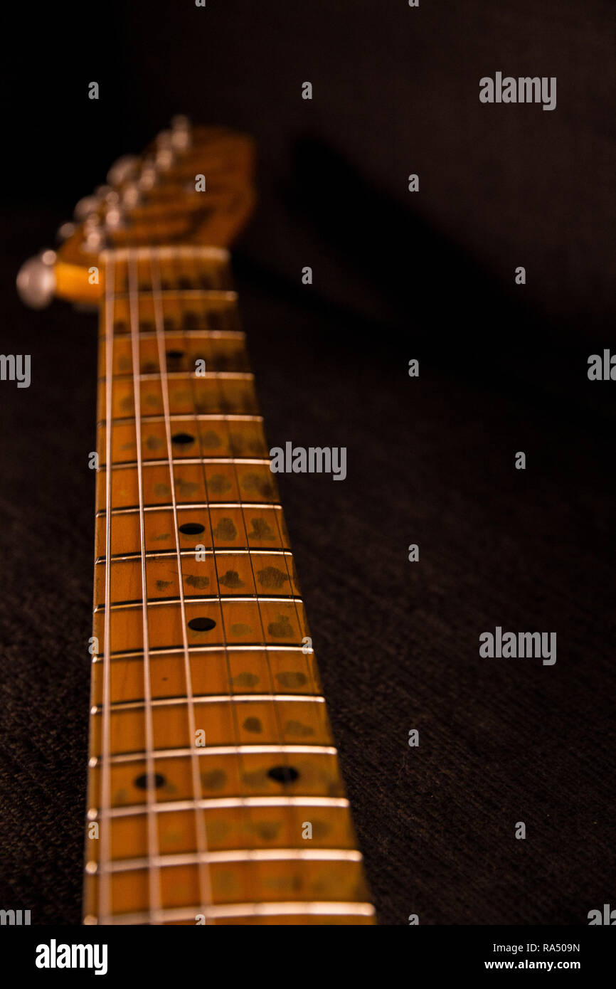 Cierre de palanca de guitarra eléctrica con llaves esmeriladas y despojada  de uso Fotografía de stock - Alamy