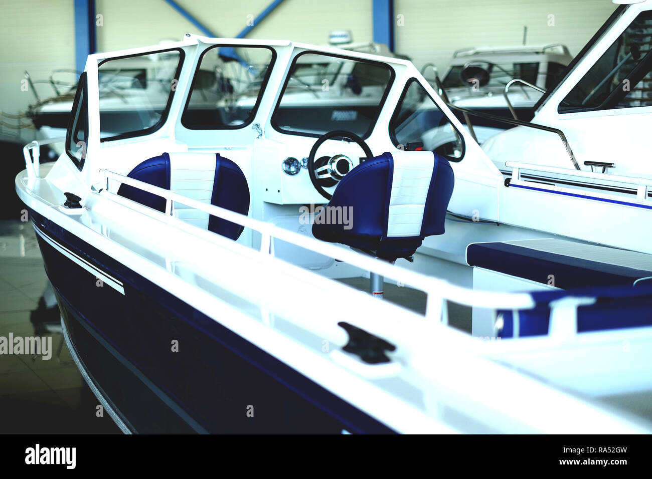 La cabina del barco con un sillón. Cabina de barco con todos los equipos de  navegación Fotografía de stock - Alamy