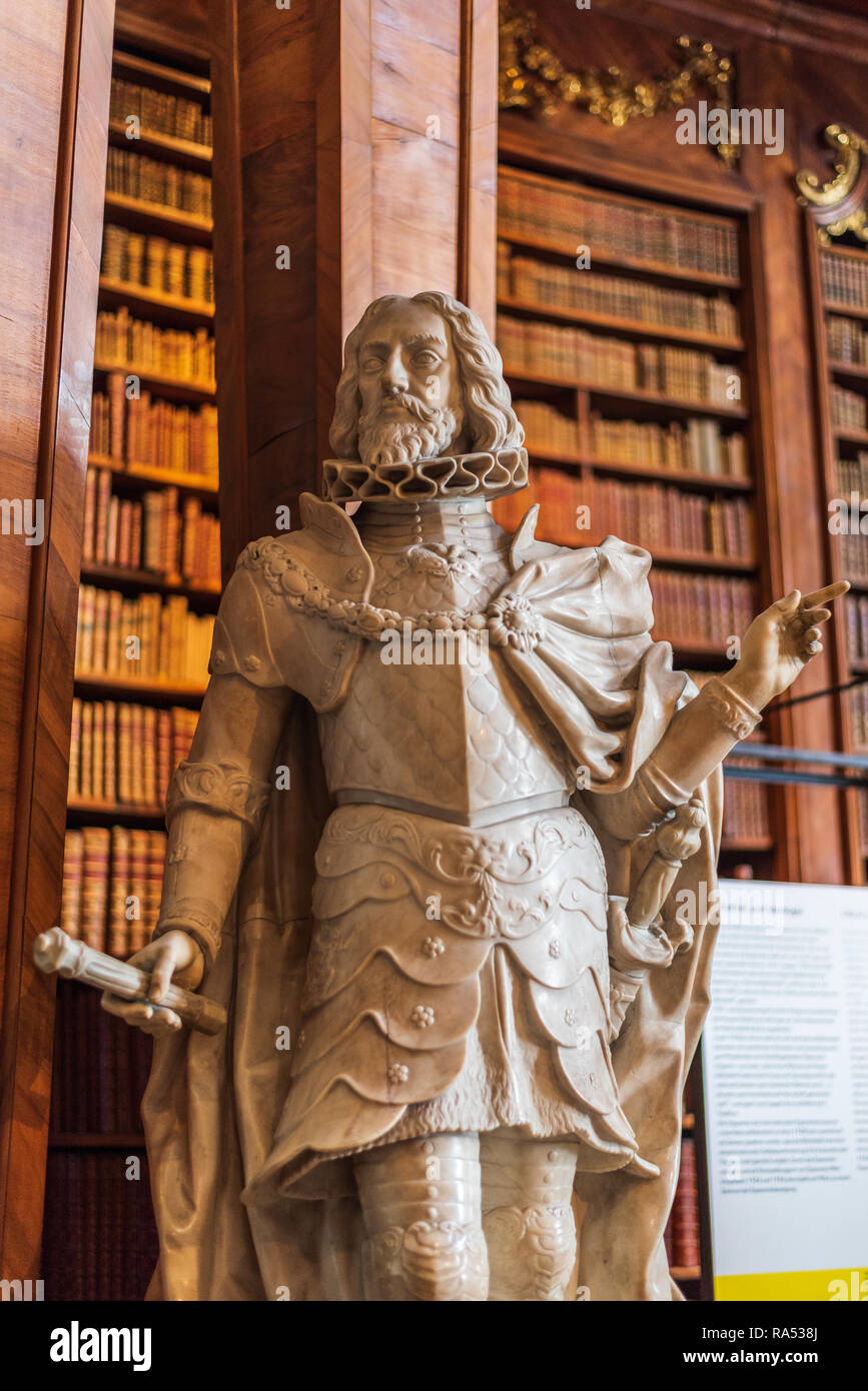 Estatua en el Prunksaal Library, Biblioteca Nacional de Austria, Viena, Austria Foto de stock