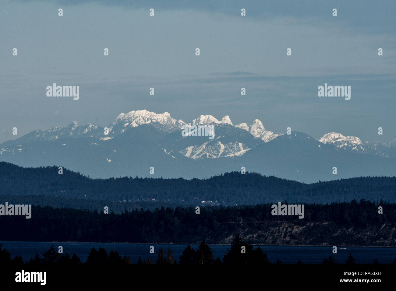 Cadenas montañosas del noroeste pacífico y British Columbia como visto desde Victoria, BC, Canadá Foto de stock