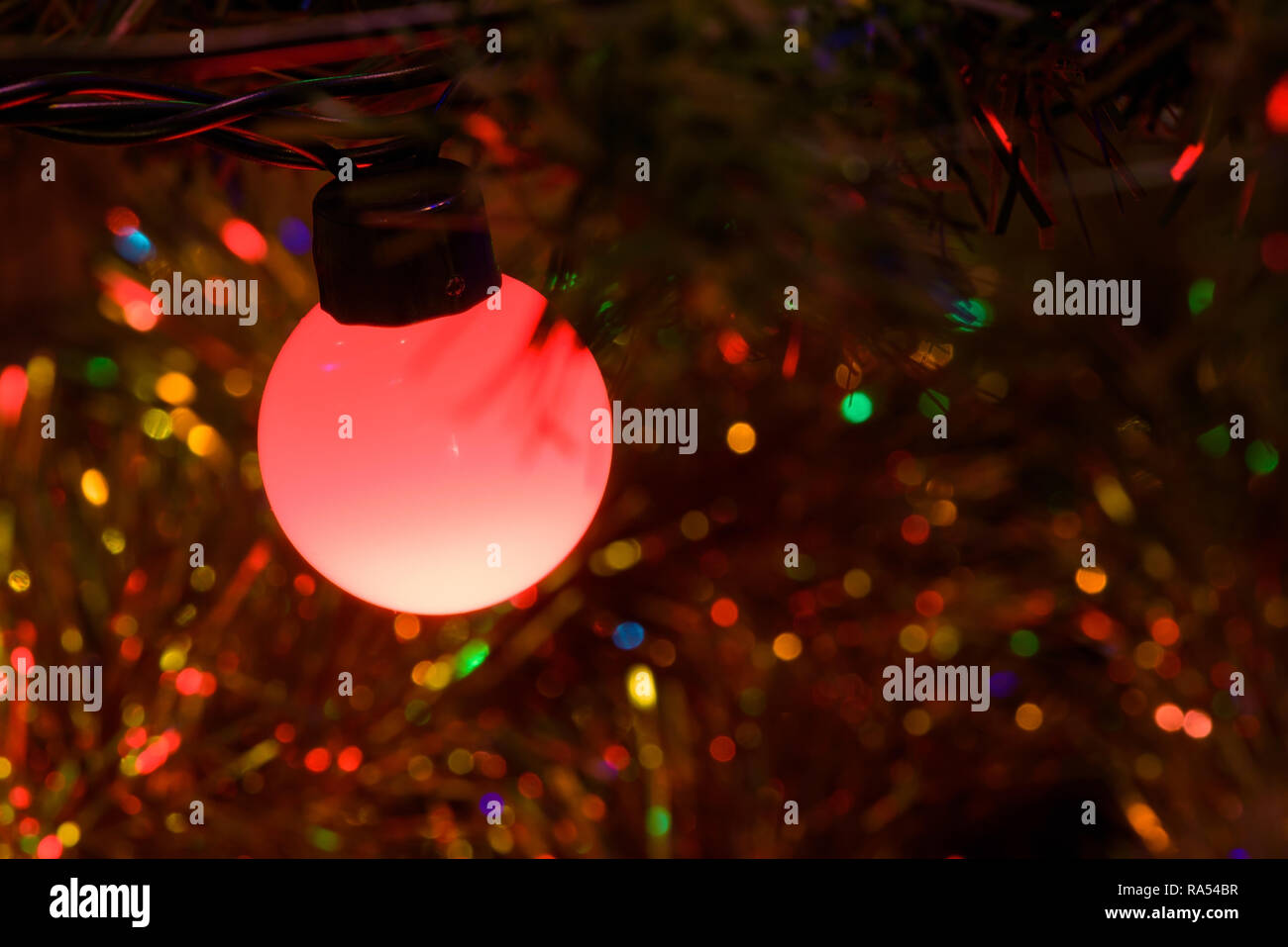 Primer plano de una lámpara roja del árbol de Navidad como fondo Foto de stock