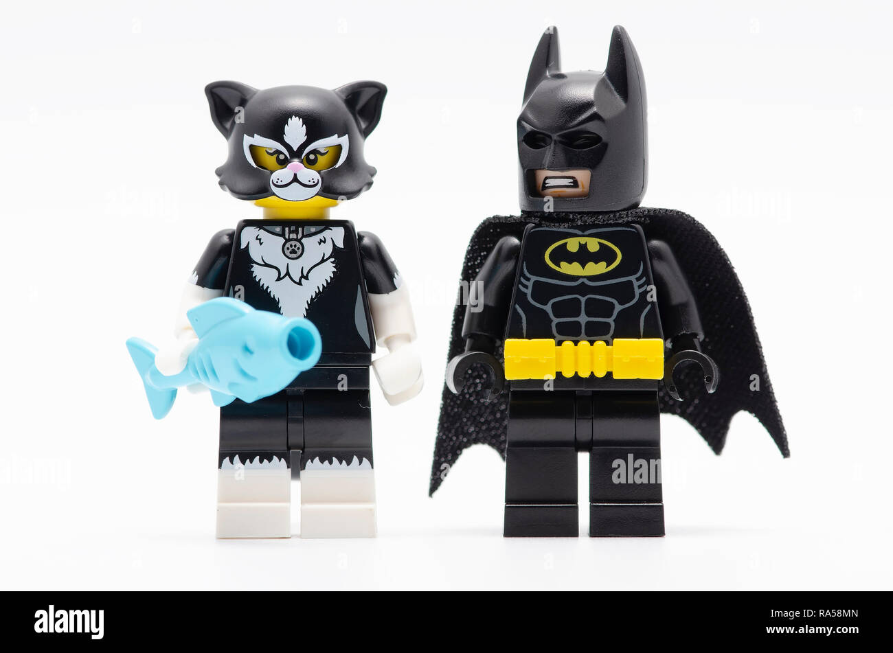 Batman y cat mujer. Lego minifigures son fabricados por el Grupo Lego  Fotografía de stock - Alamy