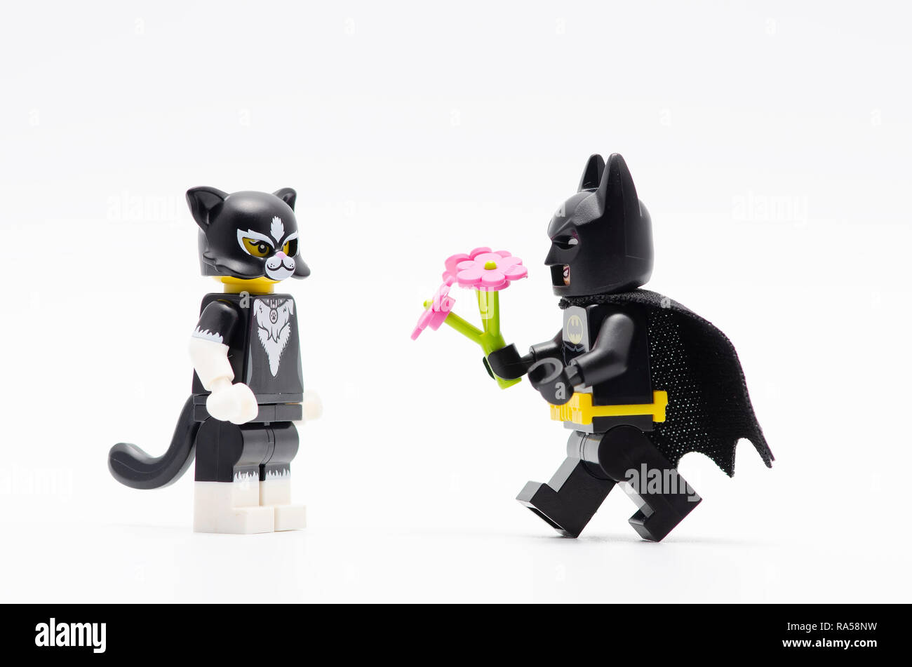 Batman dando flor para las mujeres de cat. Lego minifigures son fabricados  por el Grupo Lego Fotografía de stock - Alamy