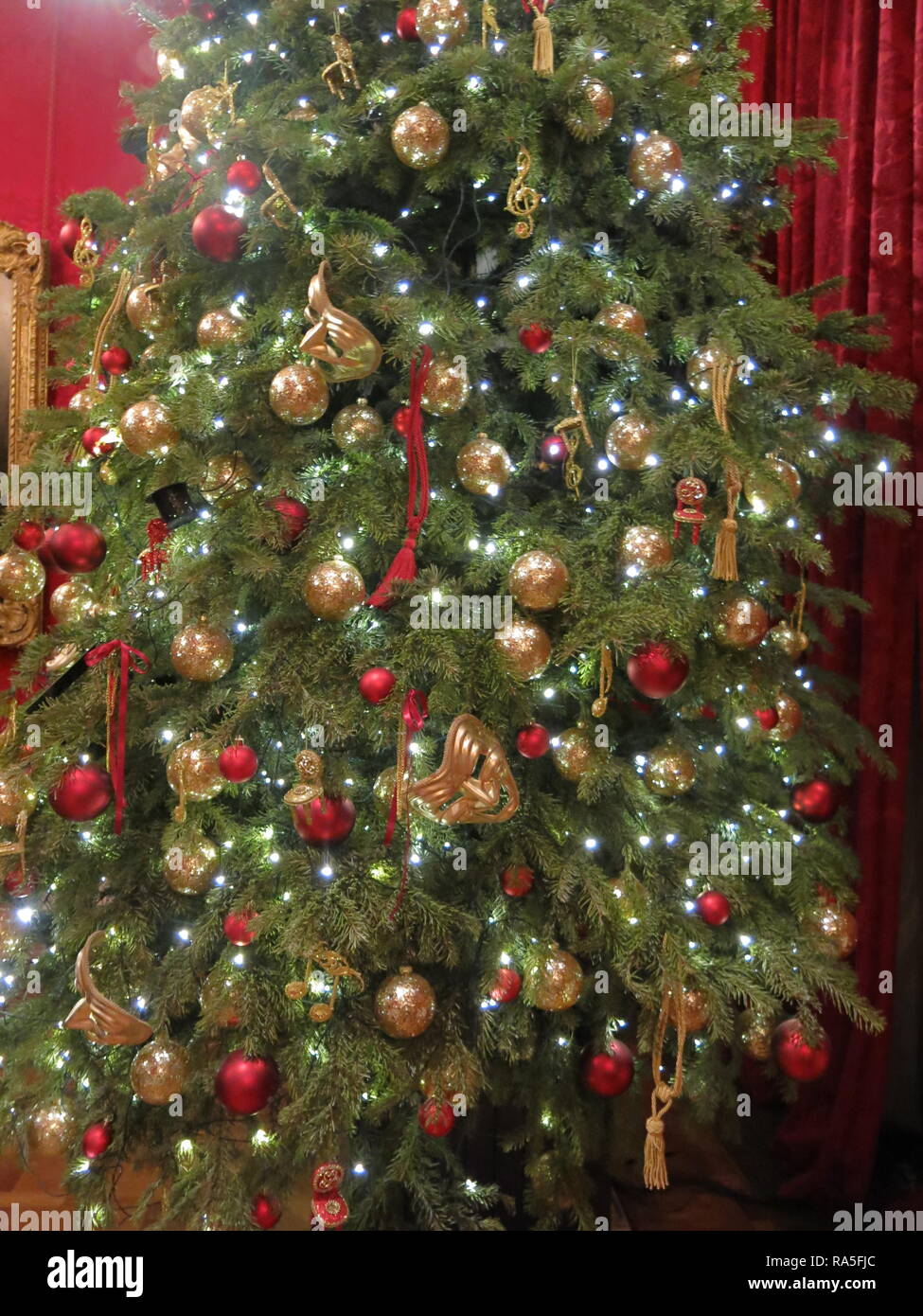 Bellamente decorado los árboles de Navidad son un festivo tratar en  Waddesdon Manor, Navidad 2018 Fotografía de stock - Alamy