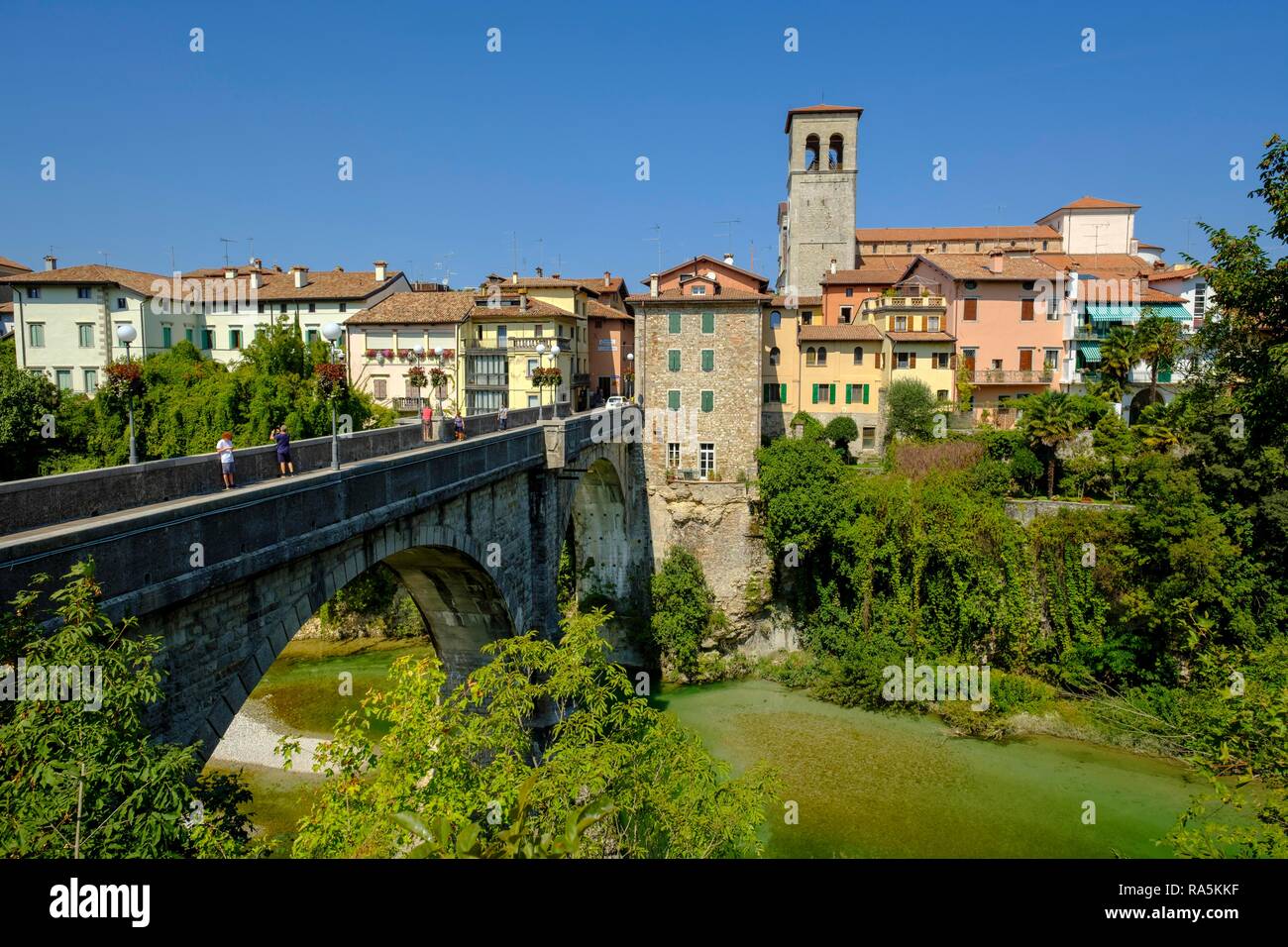 Vista sobre el río Natisone hasta el campanario de la catedral de Santa Maria Assunta y el casco antiguo de la ciudad, Cividale del Friuli Foto de stock